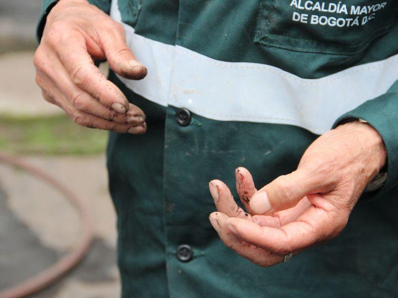 A través de las manos